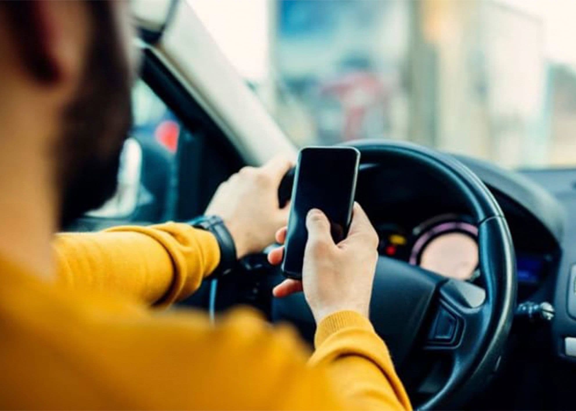 Nova Lei de Trânsito 2026: Tolerância Zero ao uso de Celular ao Volante